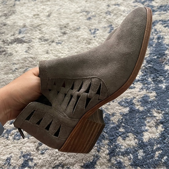 Vince Camuto Peera Cutout Ankle Bootie Boots Suede Leather Size 7 Grey - Picture 5 of 10